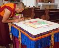 Bild: sön
In stundenlanger Arbeit schuf Lama Tendar aus Tibet das Mandala, welches nach buddhistischer Tradition nach der Bibelnacht vollkommen aufgelöst wird.