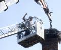 Bild: Hirsch
Spengler Josef Andree ließ sich im Korb der Drehleiter nach oben fahren und befestigte das Storchennest am Kamin des ehemaligen Schlachthofes.