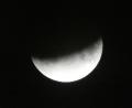 Bild: Dobmeier
Kurz vor Mitternacht zeigt sich der Mond nur von seiner unteren Hälfte.