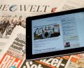 Archivbild: Sven Hoppe/dpa
Ein Tablet mit einer Online-Zeitung auf dem Bildschirm liegt auf einem Tisch mit Zeitungen. In Zeiten der Digitalisierung ändert sich für Journalisten so vieles in rasender Geschwindigkeit.