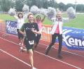 Bild: bha
Da strahlt sie mit den Cheerleaders um die Wette: Claudia Mai beim Zieleinlauf: