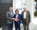 Bild: kgg
Stadtpfarrer Thomas Vogl, Johanna Maurer und Willi Pröls (von links) bei der Übergabe der Spende für die Orgelreinigung.