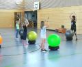 Bild: exb
Das klappt doch schon ganz gut: Bereits nach dem ersten Training mit Beate Schmucker (rechts) können die Mädchen und Buben zu verschiedenen Musikstücken trommeln.