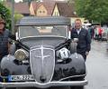 Bild: hcz
OB-Fahrer Wolfgang Bergmann und Bürgermeister Jens Meyer vor dem "Adler" der Stadt. Sie fuhren als Spitzenfahrzeug dem Korso voran.