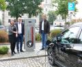 Bild: kgg
Doreen Ibrahimovic, Bürgermeister Bernd Sommer und Stadtbaumeister Hubert Siller (von links) haben am Parkplatz Schwanenwiese symbolisch die neue Ladesäule für E-Autos in Betrieb genommen.