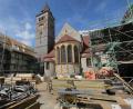 Bild: Wolfgang Steinbacher
Der Hof des Kastler Klosters dient derzeit hauptsächlich als Lagerraum für diese riesige Baustelle. Der Umbau des zuletzt als ungarisches Gymnasium genutzten Gebäudekomplexes in eine Polizeihochschule für 120 Studenten kostet am Ende rund 60 Millionen Euro.