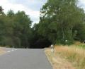 Bild: jml
Wer als Pkw-Fahrer von Luhe-Wildenau kommend flott auf die Seebühl-Kuppe zusteuert, geht - was die Sicht anbelangt - da in den Blindflug über. Nach den Architektenplänen soll die Straße hier deutlich tiefer gelegt und damit einsehbarer werden. Die Kohlberger Markträte befürchten jetzt aber bei den Baukosten eine finanzielle Bruchlandung, was bei Blindflügen schon mal vorkommen kann.