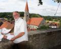 Bild: wro
Das Ferienprogramm der Marktgemeinde Falkenberg ist erneut vielseitig und bunt. Vorgestellt wurde es von der Jugendbeauftragten Alexandra Hasenfürter und Bürgermeister Herbert Bauer im Burghof.