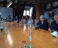 Bild: wwl
Bei einer ersten Zusammenkunft im Hirschauer Rathaus stieß das geplante Projekt „Mehr Wohlbefinden und Lebensqualität im Alter“ bei den Verantwortlichen und Akteuren der Seniorenarbeit sowie bei Hirschaus Bürgermeister Hermann Falk (rechts) auf großes Interesse.