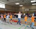 Bild: du
Höhepunkt des Schulfestes ist der Olympia-Tanz aller Schüler in einem großen Kreis durch die Turnhalle unter der Leitung von Astrid Locke-Paul (Mitte).