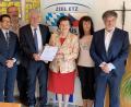Bild: mef
Euregio-Egrensis-Präsidentin Birgit Seelbinder (Dritte von rechts) überbringt den Zuwendungsbescheid, der sich auf eine Zuschusshöhe bis maximal 6817 Euro bezieht. Bürgermeister Günter Stich (Dritter von links) und sein tschechischer Kollege Jan Opl (links) freuen sich über die erste schnelle Förderung. Mit im Bild Rektor Gerhard Steiner (Zweiter von links) und zweiter Bürgermeister Rozšafný Oldřich (rechts) mit Hana Mitrovská von der Gemeindeverwaltung Tlučná.