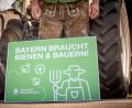 Bild: Sina Schuldt/dpa 
Vor dem Landtag in München haben am Mittwoch Mitglieder des bayerischen Bauernverbandes demonstriert. Sie kritisieren Inhalte des Volksbegehrens „Rettet die Bienen“.
