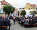Bild: mng
Groß ist der Zuspruch der Besucher beim diesjährigen Pfarrfest. Schon beim Frühschoppen kommen viele nette Gespräche zustande.