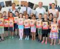 Bild: bjo
Stolz zeigen die Kinder ihre Urkunden. Mit ihnen freuen sich (von links) Kursleiterin Claudia Röhrer, Leiterin Sabine Galli, Hans Luschmann von der Sparkasse, 3. Bürgermeister Hubert Blödt und Julia Wolfsteiner.