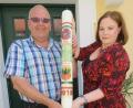 Bild: ubb
Maria Heinrich, Kerzendesignerin aus Waldsassen, hat für den Markt Neualbenreuth eine Wallfahrtskerze für die erste Wallfahrt von Neualbenreuth aus kreiert. Jetzt hat sie Bürgermeister Klaus Meyer die Kerze vorbeigebracht.