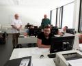 Bild: Ulla Britta Baumer
Die Studiendirektoren Hartmut Seidler (Fachberater für besondere Aufgaben, stehend links) und Dr. Hermann Körner (stellvertretender Schulleiter, stehend Mitte), freuen sich, in den EDV-Schulen nun auch den begehrten Berufszweig "Informatiktechniker" anbieten zu können.