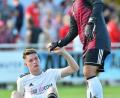 Bild: A. Schwarzmeier
Weidens Keeper Matthias Götz (rechts) musste Lukas Wiesnet von der SV Grafenwöhr nach Spielschluss trösten.