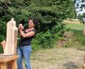 Bild: kar
Bildhauerin Martina Kreitmeier führte ihre Arbeit vor und gestaltete eine Holzskulptur.