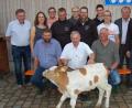 Bild: sm
Beim Festakt in Oed feiern Gründungsmitglieder, Vorstand und Ehrengäste: Martin Deubzer (Burkhardsreuth), Günther Rodestock (Rothenstadt) und Georg Haberkorn (Obertresenfeld, von links, sitzend) sowie Zuchtleiter Dr. Thomas Nibler, Andrea Hefner vom Besamungsverein Neustadt/Aisch, Michael Höcherl (Kirchendemenreuth), Sebastian Mois (Denkenreuth), Martin Frank (Steinreuth), Michael Strobl (Wendersreuth), Johannes Wittmann (Ilsenbach), Thomas Hösl (Steinreuth), RZO-Vorsitzender Erich Pilhofer und Vorsitzender Peter Hammer (Großenschwand, von links, stehend).