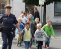 Bild: fpoz
Polizeimeisterin Ramona Weiß zeigte den Kindern, wie man sicher über die Straße kommt.