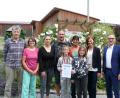 Bild: kgg
Hermann und Margit Döllinger, die Familie Weißenbruch mit Tochter Shakira, Papa Rene, Tochter Payton, Mama Karin und Tochter Cheyenne sowie Inge Frank und Bernd Sommer (von links) bei der Ehrung am Döllinger-Hof.