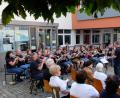 Bild: le
Mit seiner Bläsergruppe überzeugt und erfreut der evangelische Posaunenchor unter Leitung von Wolfgang Lang die Zuhörer bei der Serenade.