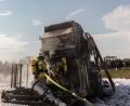 Bild: dtr
Auf einem Feld bei Wendern fing eine Rundballenpresse Feuer. Die Feuerwehr musste mit Schaum löschen.
