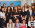 Bild: Regierung der Oberpfalz/Stühlinger
Schüler aus Amberg, Neustadt, Weiden, Tirschenreuth, Erbendorf, Ebnath-Neusorg und Schwandorf wurden für ihre kreativen Forderungen an die Politik beim 66. Europäischen Wettbewerb "YOUrope- Es geht um dich!" ausgezeichnet. Hier die Preisträger aus dem Landkreis Neustadt/WN.