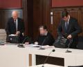 Bild: Wolfgang Steinbacher
Der Angeklagte (Mitte) im Verhandlungssaal des Landgerichts Amberg.