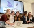 Bild: Gabi Schönberger
Im Workshop "Top of the Pods" erklärt Referentin Hannah Lücke vom Start-up "BG3000" aus Bonn den Schülern, wie sie Podcasts erstellen.