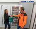 Bild: exb
Feines Wildbret vom Forst: Wolfgang Kneidl vom Forstbetrieb Fichtelberg (rechts) verkauft einen küchenfertig vorbereiteten Rehbraten