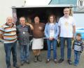 Bild: adj
Auch der fahrende Pizzabäcker Markus Welsch (Mitte) gratuliert den erfolgreichen Keglern des Bäckerfachvereins (von links) Michael Pöll, Peter Holland, Karin Kruse-Pöll und Thomas Lugert.