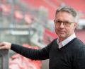 Bild: agentur_dpa
Der neue Trainer des 1. FC Nürnberg, Damir Canadi, im Max-Morlock-Stadion. Canadi wurde offiziell vom Verein vorgestellt. Er bewertet die jüngste Beliebtheit in der Bundesliga von Fußball-Trainern aus seinem Heimatland Österreich als Mode-Erscheinung. Foto: Daniel Karmann/dpa
