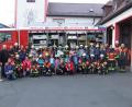 Bild: exb
Die Besuchergruppe des städtischen Kindergartens und einige Aktive vor einem Einsatzfahrzeug der Feuerwehr Mitterteich.