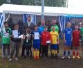 Bild: sja
Ehrenschirmherr Landrat Thomas Ebeling sowie die beiden JFG-Vorsitzenden Jakob Scharf und Stefan Adam gratulierten den Teilnehmern des D-Juniorenturniers, das der SV Pfatter mit einem knappen 1:0-Endspielsieg für sich entschied.