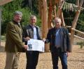 Bild: jr
Revierleiter Wolfgang Pröls, Bürgermeister Roland Grillmeier und Forstbetriebsleiter Norbert Zintl (von links) laden zum Waldfest mit Segnung des „Sterzer Rundwegs“ am Sonntag, 21. Juli ab 13 Uhr ein. Für das leibliche Wohl wird bestens gesorgt sein, der Eintritt ist frei.