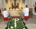 Bild: lts
Pfarrer Hans Bayer (Vierter von links) feiert mit den Mitzelebranten den Festgottesdienst zu seinem Priesterjubiläum.