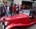 Bild: wro
Bürgermeister Toni Dutz (Zweiter von links) schickte die schmucken Oldtimer auf Tour.