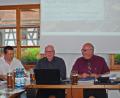 Bild: enz
Bernhard Kaltenecker vom Ing.-Büro Zwick (Bildmitte) legte ein Sanierungs- und Strukturkonzept für die Wasserversorgung vor. Rechts Bürgermeister Klaus Meyer und links Zweiter Bürgermeister Christian Hebert.