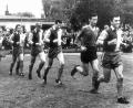 Bild: Hirsch
Martin Roidl (rechts) führte die Mannschaft des FC Schwandorf beim Heimspiel 1966 gegen Jahn Regensburg aufs Feld. Damals kamen 8600 Zuschauer in die Hindenburgkampfbahn.