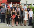 Bild: adj
Die Abschlussklasse der Mittelschule mit Rektorin Gabriele Reitinger-Maier und Klassenlehrerin Jutta Leitermann.