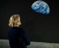 Bild: Daniel Karmann
Eine Frau betrachet das Bild "Earthrise".