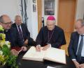 Bild: exb
Bischof Rudolf Voderholzer (Zweiter von rechts) trägt sich in das Goldene Buch ein. Mit im Bild (von links): Pfarrer Andreas Weiß, Kirchenpfleger Konrad Gleixner und Bürgermeister Frankl.