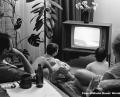 Bild: Wilhelm Bauer
Eine Nürnberger Familie verfolgt die erste Landung von US - Astronauten mit Apollo 11 am 21.07.1969 im Fernsehen. Die „Nürnberger Nachrichten“ berichteten: In Nürnberg schaut die Bevölkerung im Fernsehen zu. Straßen waren ausgestorben, Fernseher liefen ohne Unterlass. "So sah es in der Nacht zum Montag in den meisten Nürnbeger Heimen aus: Die Familie sitzt im Schlafanzug vor dem Bildschirm, jede Einzelheit wird notiert.