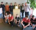Bild: sei
Stolz ist die Technikgruppe der Mittelschule Weiherhammer mit Fachlehrerin Christina Paul auf ihr selbst konstruiertes und gebautes Spiel Vier gewinnt.