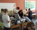 Bild: exb
Die Kinder in Fronberg löten und schrauben, bauen in eine Miniatur-Mülltonne eine Sirene ein, installieren Wechselblinker, erstellen Schaltkreise und basteln Taschenlampen.