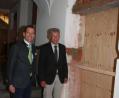Bild: lk
MdB A Rupprecht, links, und 1. Bgm. Lothar Müller beim Zugang zu dem im Bau befindlichen Behindertenaufzug.