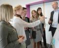 Bild: Gabi Schönberger
Professor Schicker mit Studentinnen am Flip-Chart.