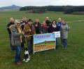 Bild: hai
Die Alarmglocken schrillen bei der BI "Windparkfreie HEIMAT Rund um den Rauhen Kulm (RudRK)". Vor-Ort-Termin des Steuerungsgremiums um BI-Sprecherin Bettina Stickling, Hermann Preißinger, Melanie Herrmann, Andreas Hader, Heidi Schaeffler, Peter Stickling, Berthold Bergner, Winfried Hübner; Karlheinz Schultes und Gerd Neubauer (von links).