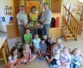 Bild: sl
Hubert Zitzmann (links) bedankt sich mit Pfarrer Adam Nieciecki (rechts) im Namen der Pfarrei St. Margareta, dem Träger des Kindergartens, bei der scheidenden Leiterin Veronika Rupprecht (Mitte).